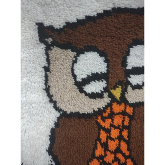 Vintage 1970s Caron Latch Hook Yarn Sleepy Owl Rug Wall Hanging, Wood Dowel Rod - Picture 6 of 12
